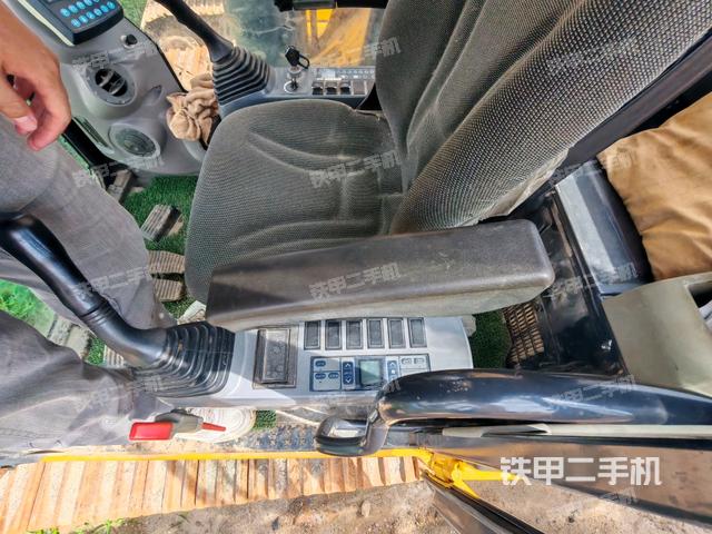 行走控制手柄和踏板 俯拍（驾驶室部分）