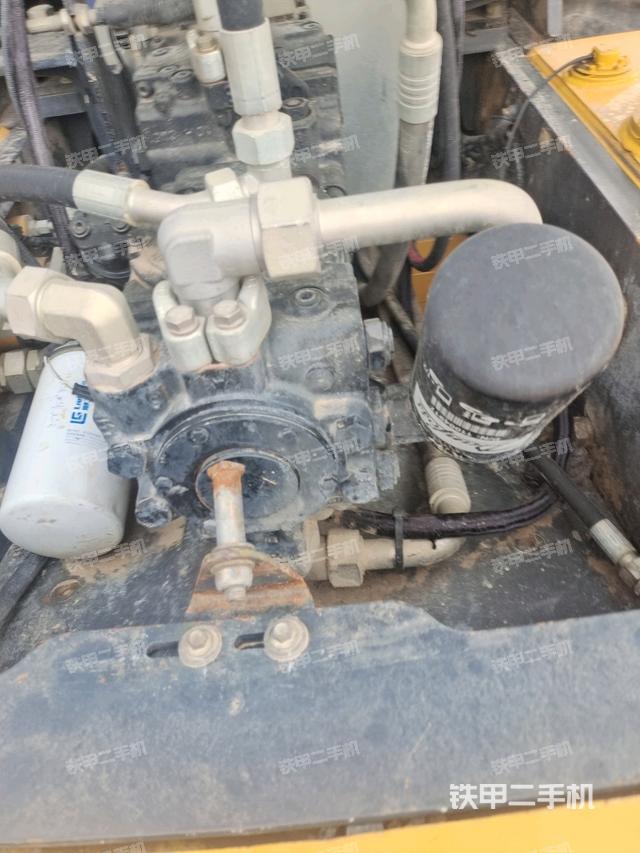 发动机右侧全景（压路机发动机舱）