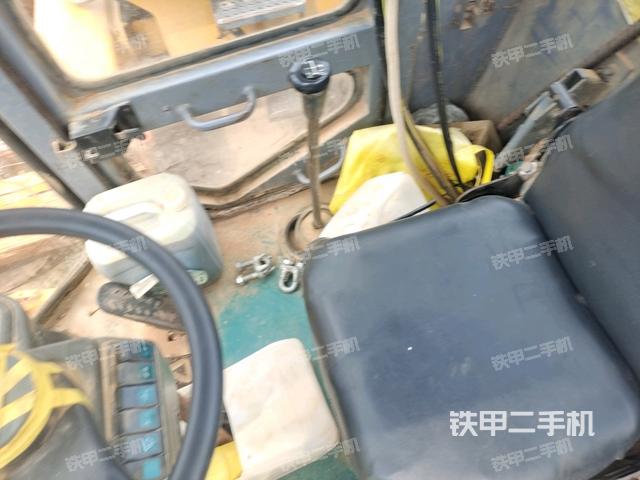 驾驶室内座椅、仪表操作手柄全景（压路机驾驶室）