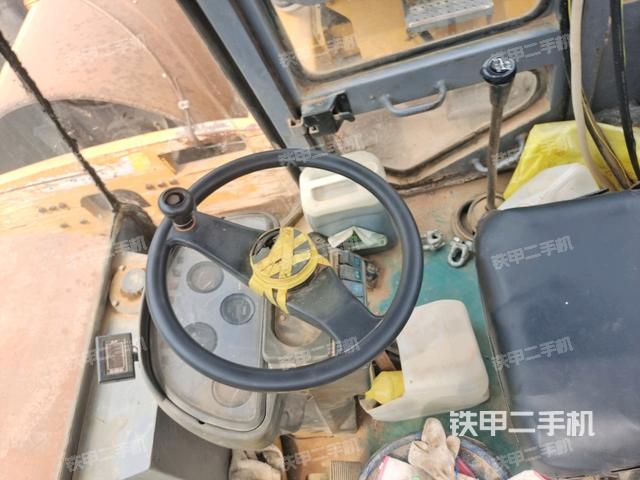 操作台全景（压路机驾驶室）