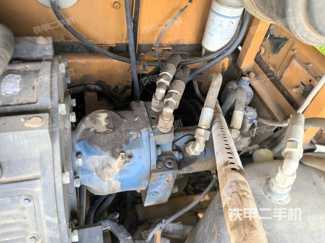 液压泵舱室正面整体（整机外观）