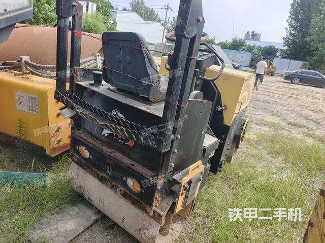 整机右侧（设备外观及核心部件）