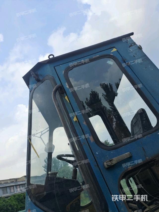 右侧正面照（压路机驾驶室）