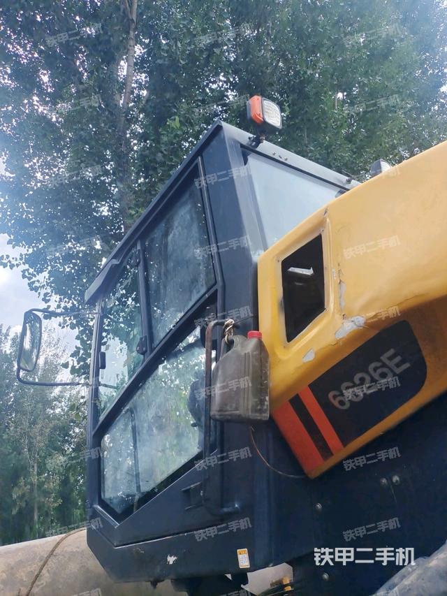 右侧正面照（压路机驾驶室）