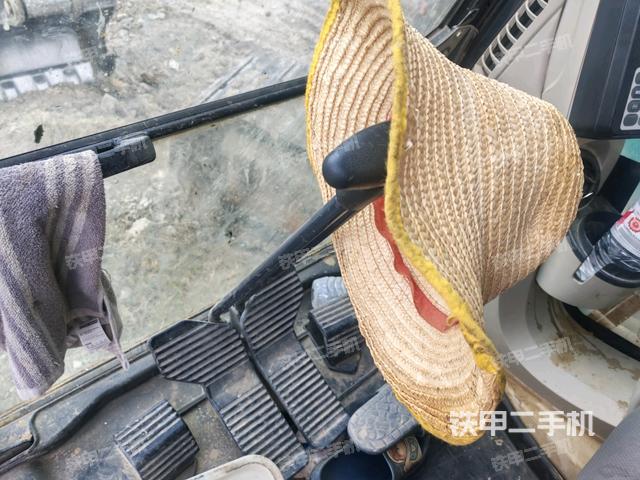 行走控制手柄和踏板 俯拍（驾驶室部分）