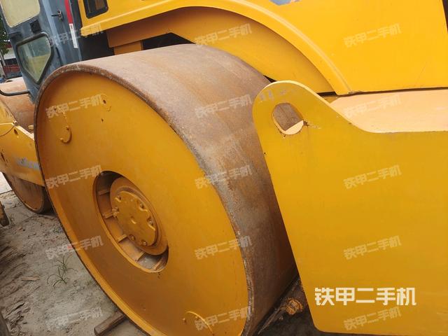 前车架正左侧（压路机前后车架）