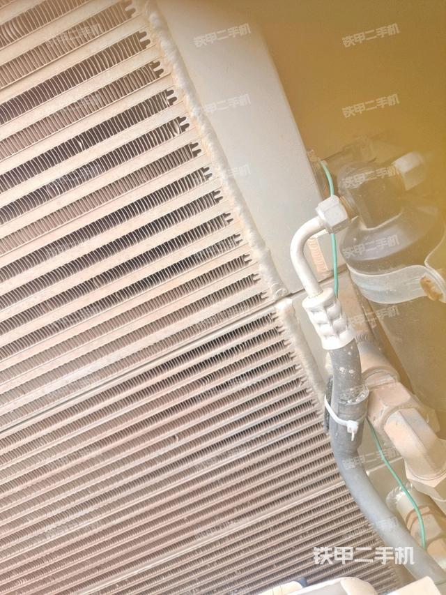 分动箱或变速箱（压路机发动机舱）