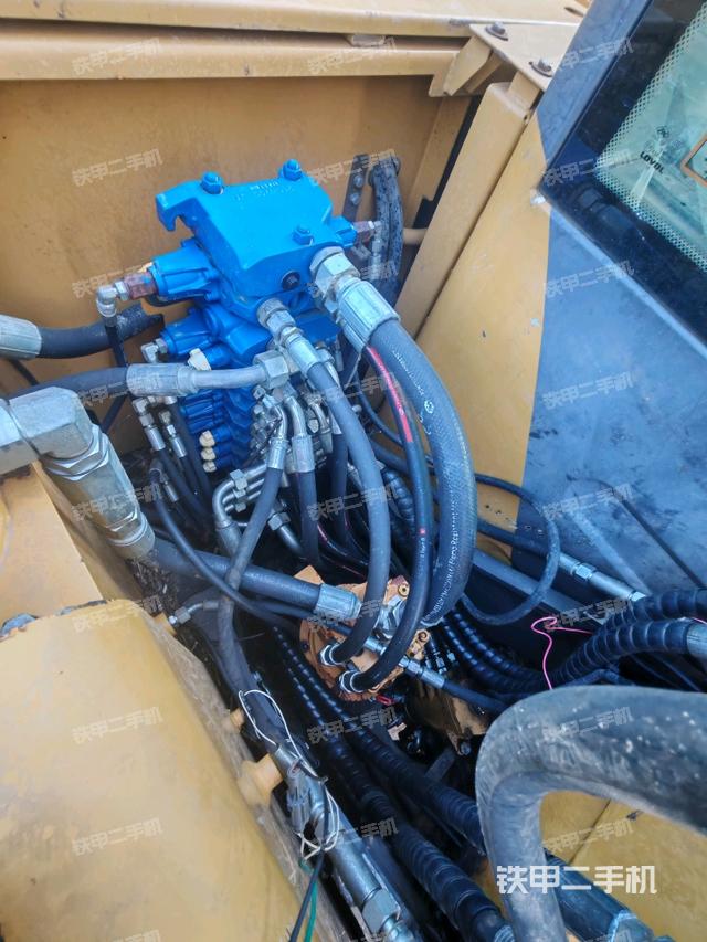 回转马达和主控阀（整机外观）