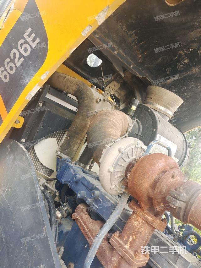 发动机左侧全景（压路机发动机舱）