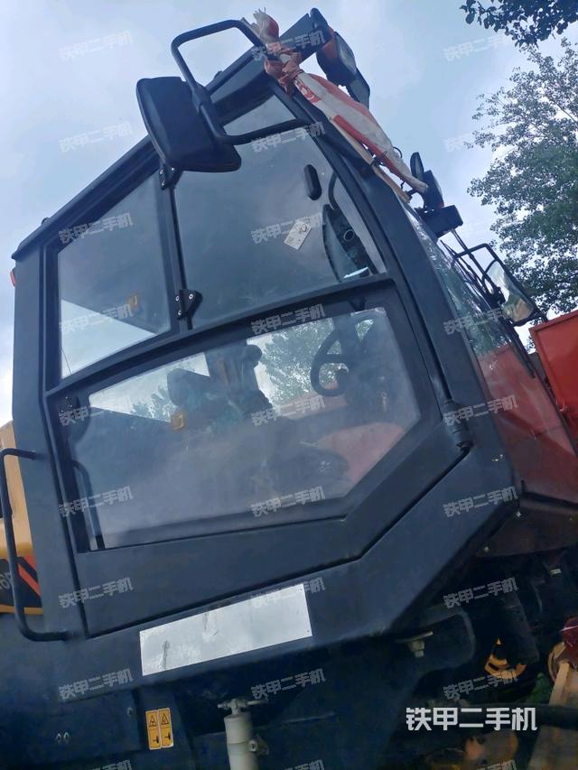 左侧正面照（压路机驾驶室）