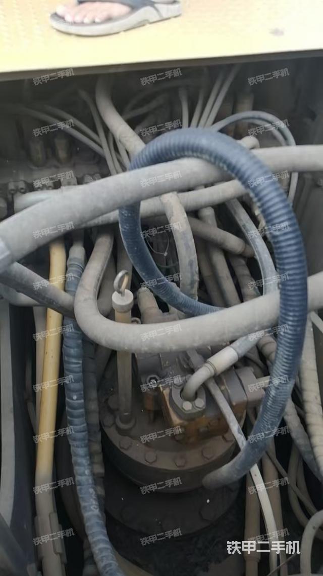 回转马达和主控阀（整机外观）