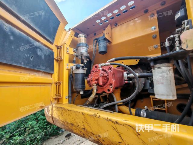 液压泵舱室正面整体（整机外观）