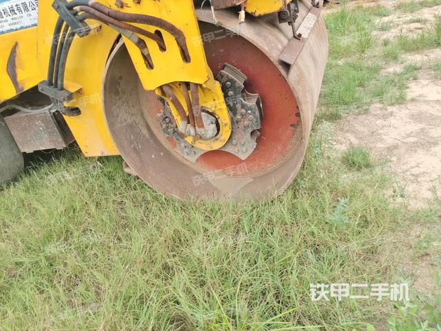 前车架正右侧（压路机前后车架）