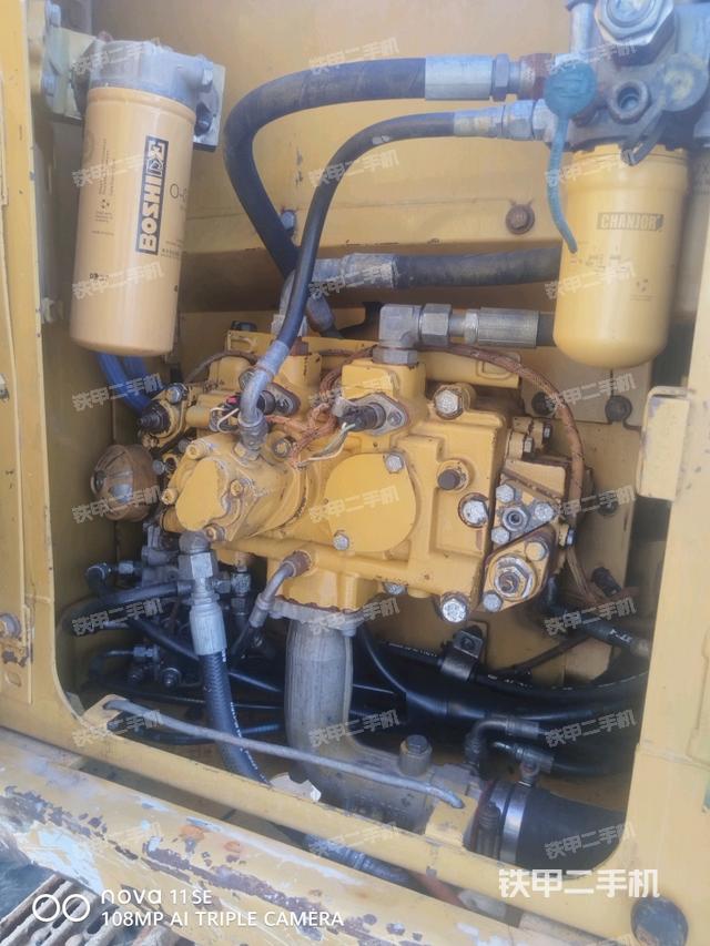 液压泵舱室正面整体（整机外观）