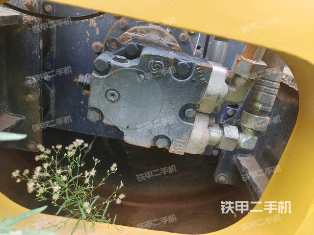 后轮左侧全景（压路机前后车架）