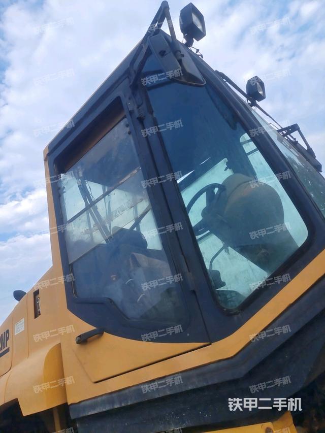 左侧正面照（压路机驾驶室）