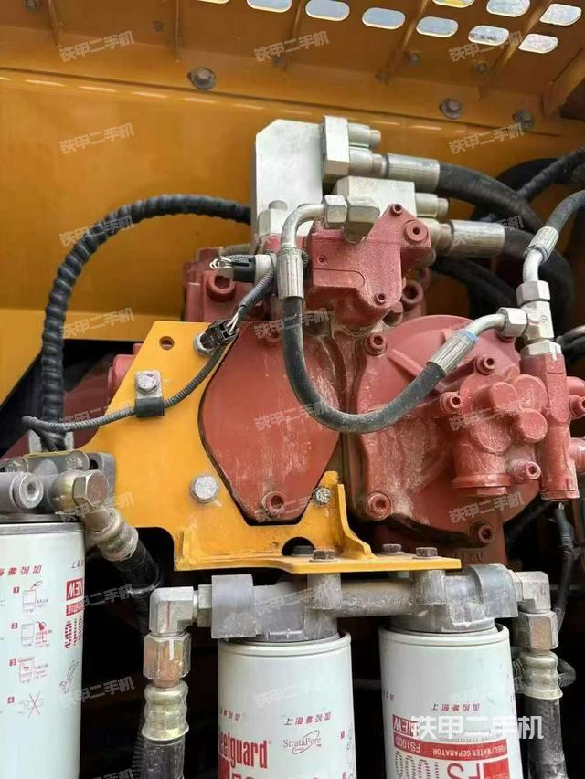 液压泵舱室正面整体（整机外观）