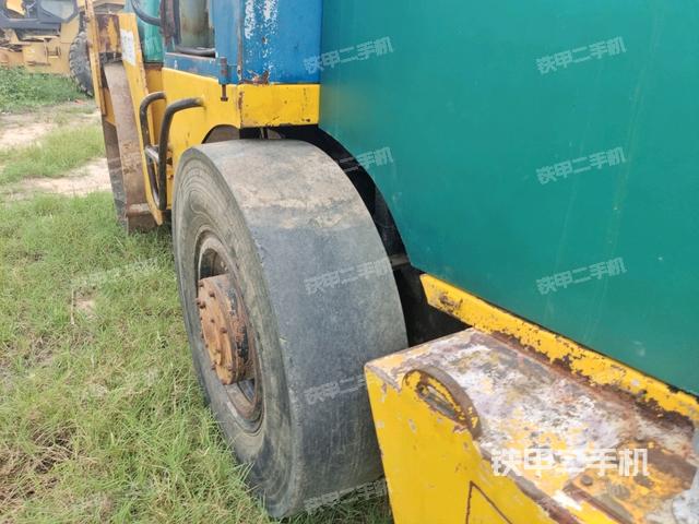 正后侧（压路机前后车架）