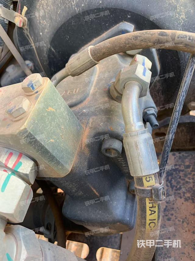 液压泵舱室正面整体（整机外观）