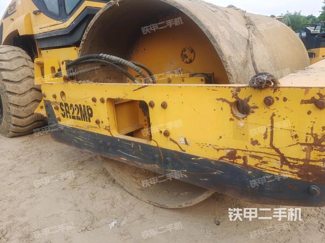 前车架正左侧（压路机前后车架）