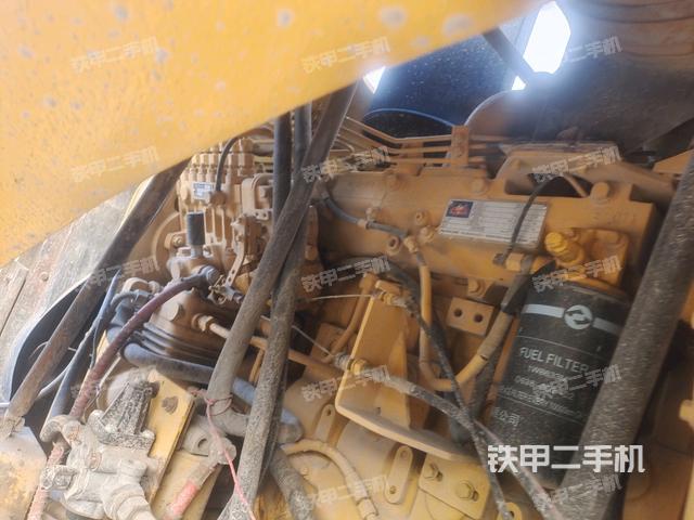 发动机左侧全景（压路机发动机舱）