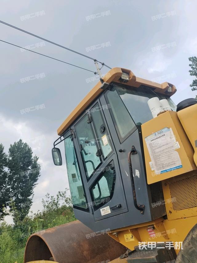 左侧正面照（压路机驾驶室）
