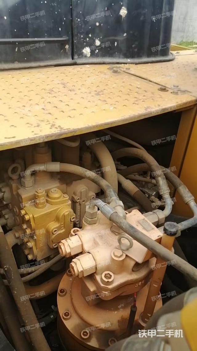 回转马达和主控阀（整机外观）