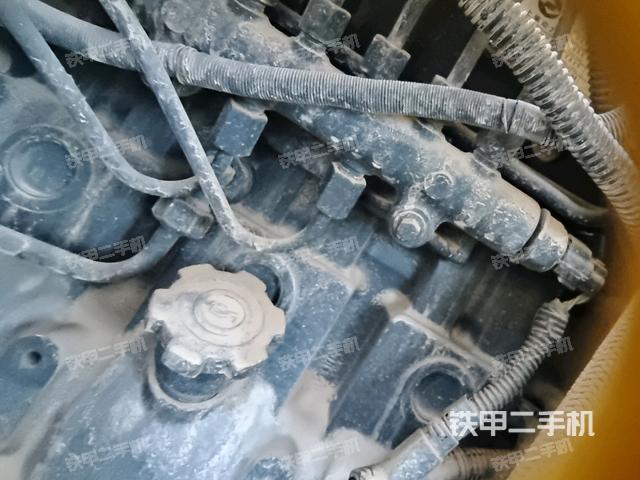 发动机右侧全景（压路机发动机舱）