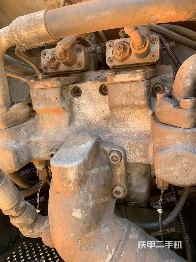 液壓泵艙室正面整體（整機外觀）