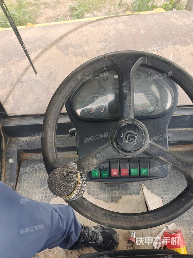 仪表盘全景（压路机驾驶室）