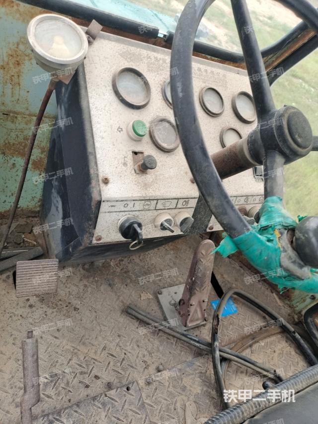 操作台全景（压路机驾驶室）