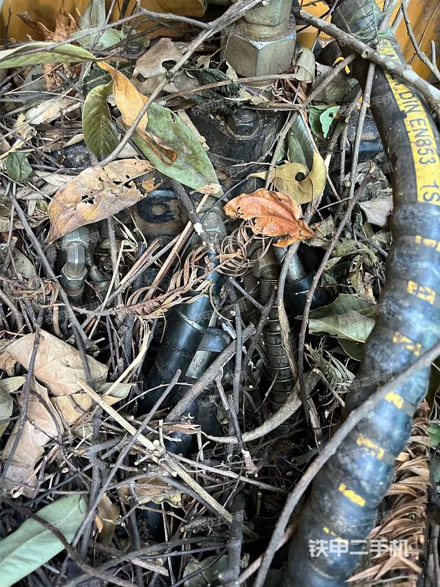 回转马达和主控阀（整机外观）