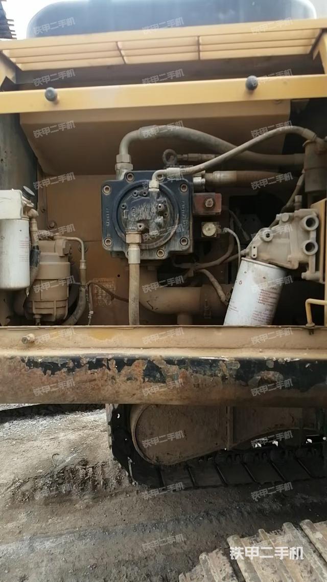 液压泵舱室正面整体（整机外观）