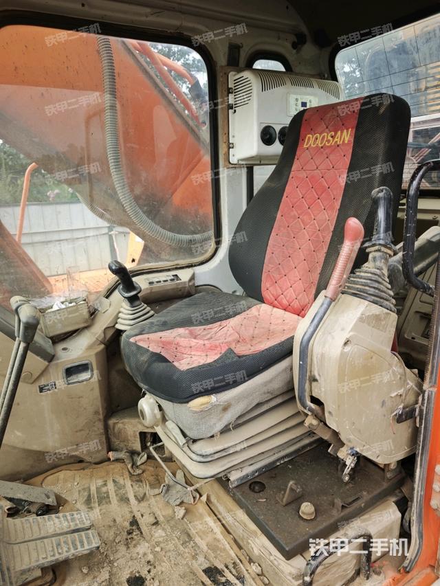 座椅左侧控制台/音响/含左手柄（驾驶室部分）