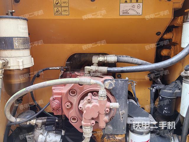 液压泵舱室正面整体（整机外观）