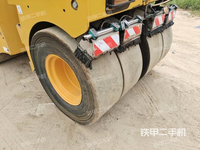 前轮左侧减震块连接及部件（压路机前后车架）