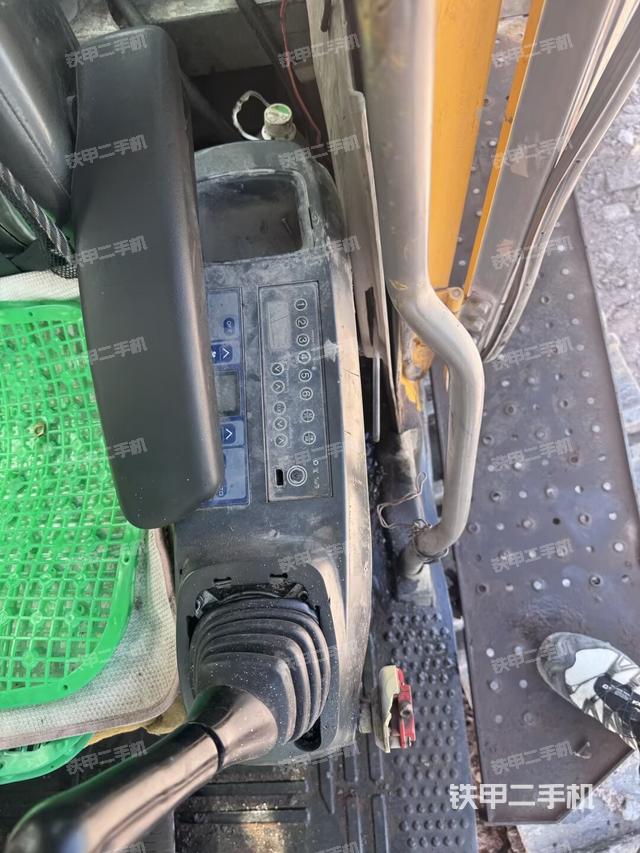 座椅右侧控制台/钥匙门/油门/含右手柄（驾驶室部分）