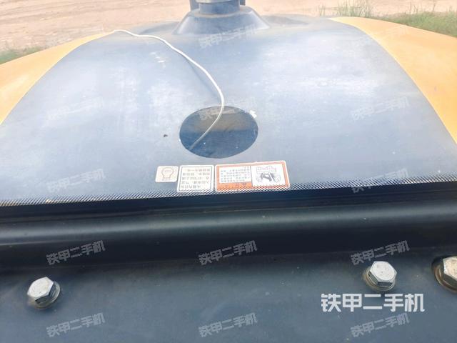 操作台全景（压路机驾驶室）