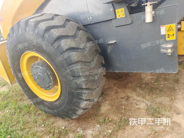 后轮右侧全景（压路机前后车架）