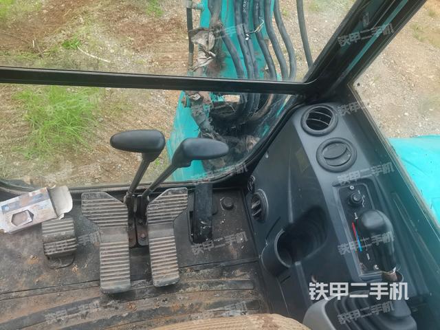 行走控制手柄和踏板 俯拍（驾驶室部分）