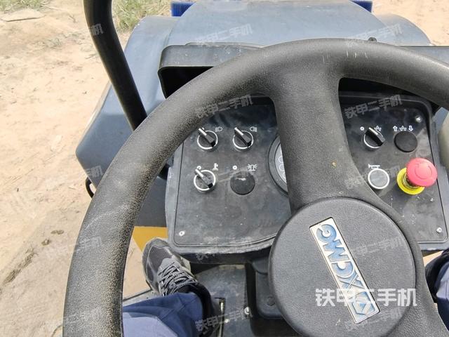 驾驶室侧向上照全景（压路机驾驶室）