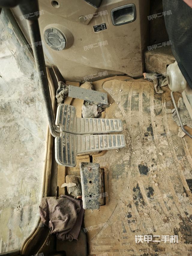 行走控制手柄和踏板 俯拍（驾驶室部分）