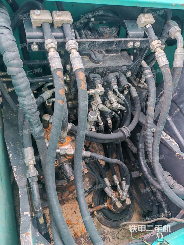 回转马达和主控阀（整机外观）