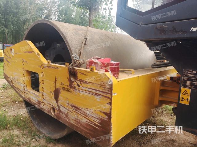 前轮右侧减震块连接及部件（压路机前后车架）