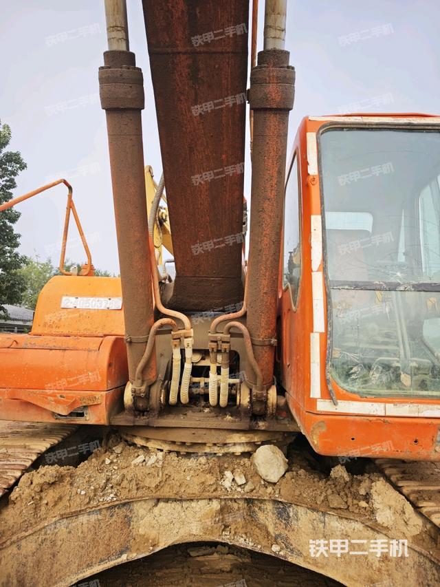 大臂油缸整体 竖拍（工作和回转装置）