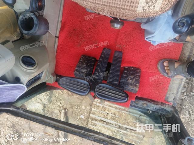 行走控制手柄和踏板 俯拍（驾驶室部分）