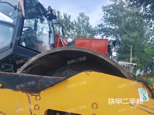 前车架正右侧（压路机前后车架）