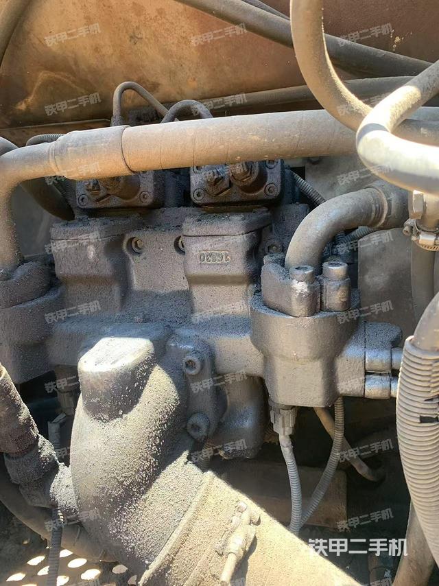 液壓泵艙室正面整體（整機外觀）