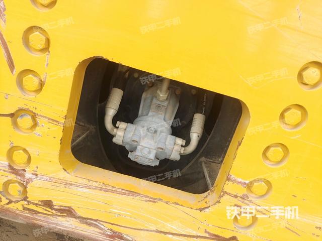 后轮左侧全景（压路机前后车架）