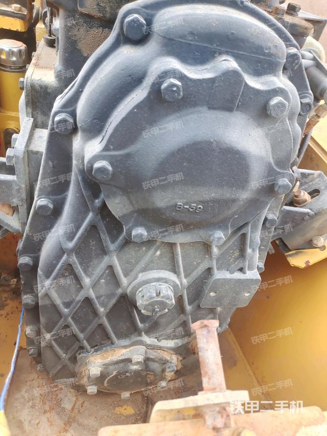 发动机上部全景（压路机发动机舱）